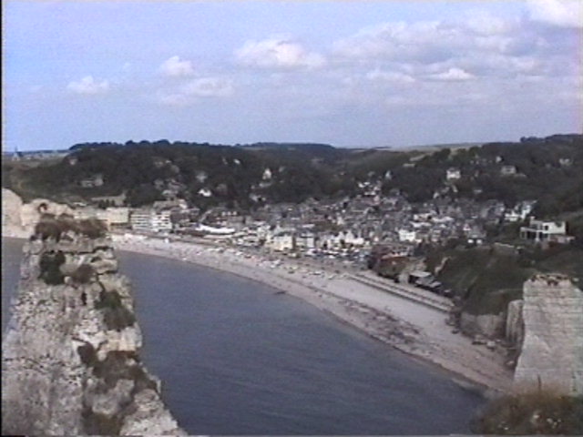61 - LES FALAISES, LA MER, LA VILLE.JPG